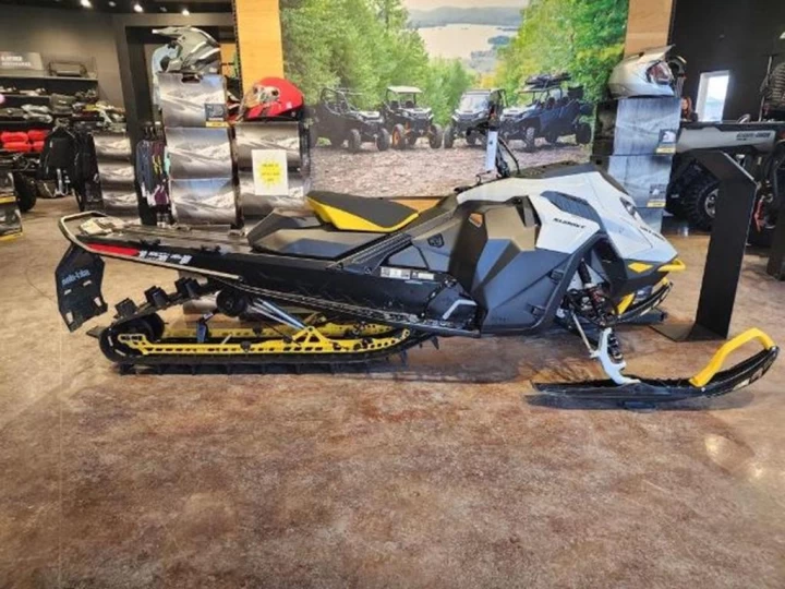 2023 Ski-Doo Summit® SP® Rotax® 850 E-TEC 154 ES H_Alt Powder 3 